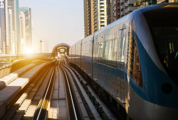 迪拜地铁网络线路上的城市景观 Uae 单轨列车场景日落自动化系统 — 图库照片