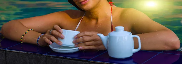 新鲜绿茶茶壶性感美丽的女人 一杯热茶和摆姿势附近的游泳池在阳光下 — 图库照片