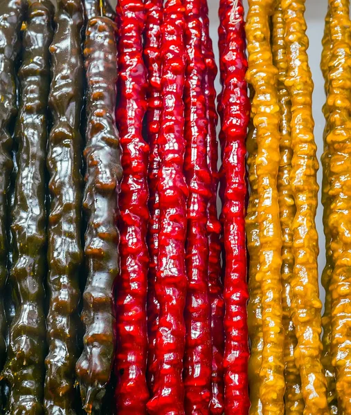 Churchkhela Georgische Hausgemachte Süßigkeiten Farbige Churchhela Hausgemachten Fruchtsaft Mit Haselnüssen — Stockfoto