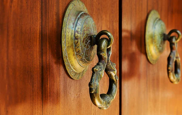 Fragment Gammal Shabby Trädörr Door Knocker Koppar Handtag Med Lås — Stockfoto