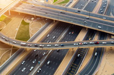 Karayolu trafik değişim bir gündoğumu Cityscape havadan görünümü Köprüsü. Ulaştırma Kavşağı Trafik yol araç hareket hava manzaralı. Arka plan doğal yol.