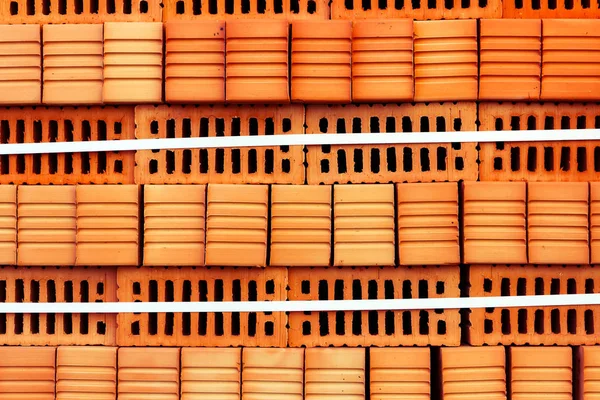 粗糙的建筑砖堆积如山的背景 红色橙色固体粘土砖用于建筑施工 — 图库照片