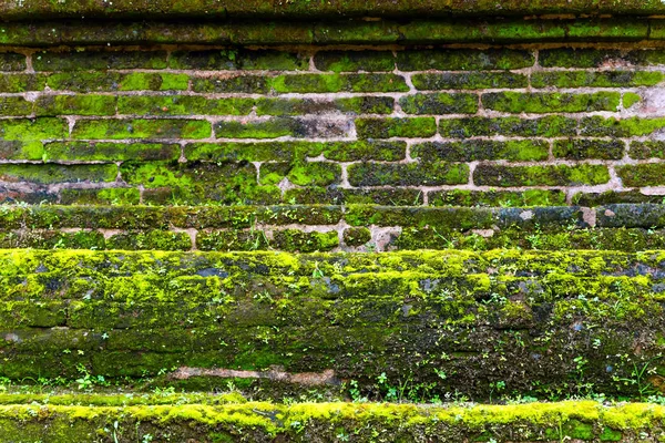 Oude Bakstenen Muur Achtergrond Oude Textuur Steen Groene Mos Oppervlak — Stockfoto