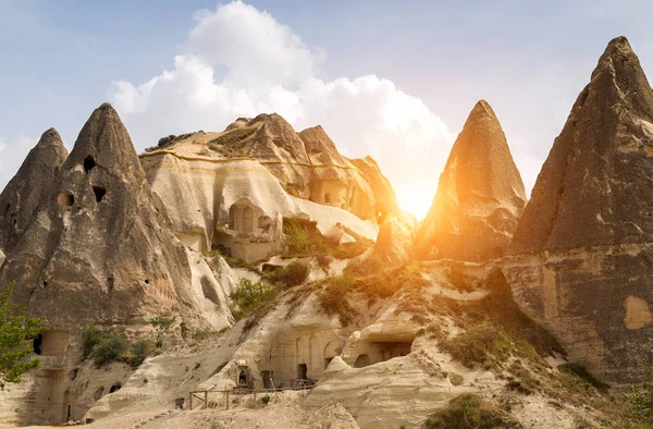 谷や村の妖精の煙突 と奇岩し 洞窟住宅 カッパドキア トルコの石形成 — ストック写真