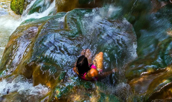 Krabi Kaplıcalar Vurgular Seksi Bikini Kız Üstten Görünüm Akan Suyun — Stok fotoğraf