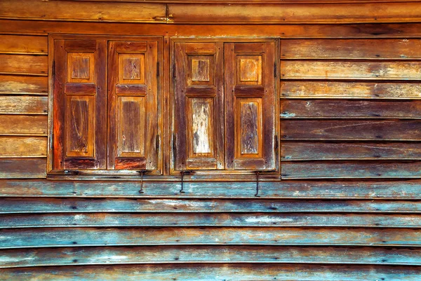 木の丸太小屋の壁の家のテクスチャ ウィンドウ — ストック写真
