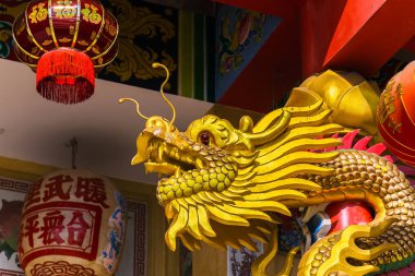 Altın ejderha heykeli Çin yeni yılı dekorasyon iç