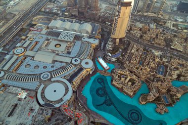 Dubai Alışveriş Merkezi üstten görünüm, Grove müzik çeşme yapay göl, şehir merkezindeki otel, ünlü Dubai Alışveriş Merkezi, Birleşik Arap Emirlikleri (BAE havadan görünümü).