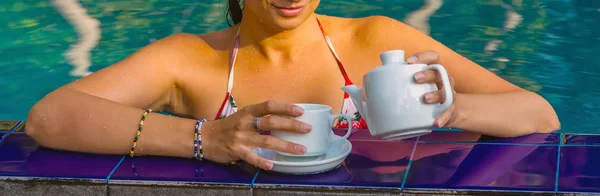 Чайник Свежий Зеленый Чай Чашка Чая Красивая Женщина Сидит Боком — стоковое фото