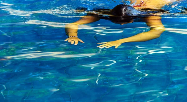 Menina Nadador Mergulho Maiô Piscina Desportivo Sensual Relaxar Menina — Fotografia de Stock