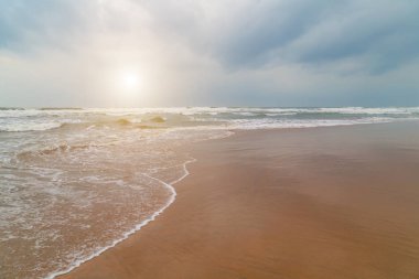 Güzel defne dalga kumsalı, köpük mavi okyanus deniz kumlu plaj Güney Çin Denizi üzerinde