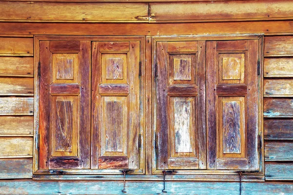 木の板の家 木製の外観のテクスチャ イメージの家に古い木製の窓 — ストック写真