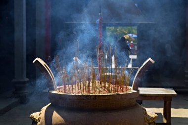 Joss çubukları bir vintage Budist Tapınağı Çin yeni yılı yanan tütsü sopa büyük joss yapışmaz tencere dumanlı, yanan