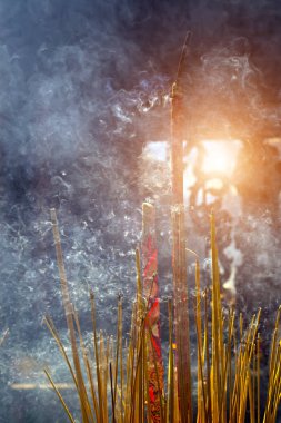 Joss çubukları bir vintage Budist Tapınağı Çin yeni yılı yanan tütsü sopa joss sopa pot dumanlı, yanan