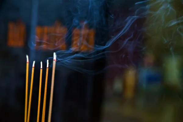 Tempio Cinese Incenso Bruciante Bastoncini Fumo Bastoncini Joss Che Bruciano — Foto Stock