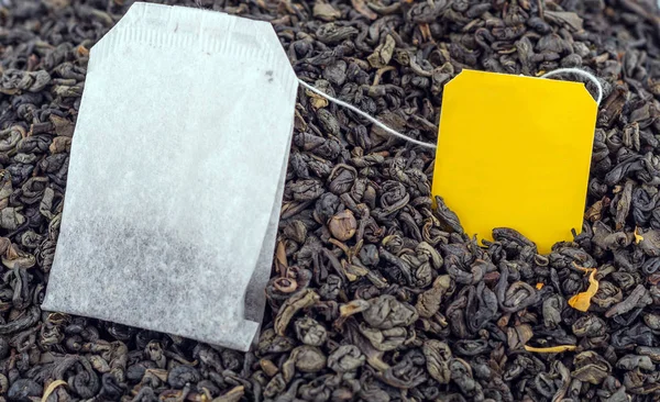 Teabag Com Rótulo Amarelo Vazio Transparente Chá Verde Seco Fundo — Fotografia de Stock