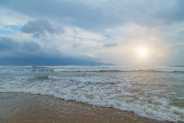 Які Хвилі Води Природних Ландшафтів Піщаним Пляжем Прекрасний Пляж Міста — стокове фото