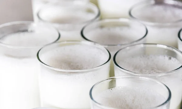 Weicher Schwerpunkt Der Milch Splash Einem Vollen Glas Natürliche Frische — Stockfoto