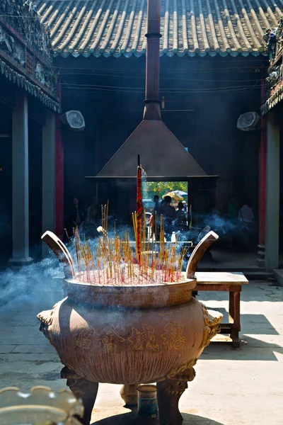 Горящие Благовония Палочки Дымом Китайский Храм Джосс Палочки Горящие Винтажном — стоковое фото