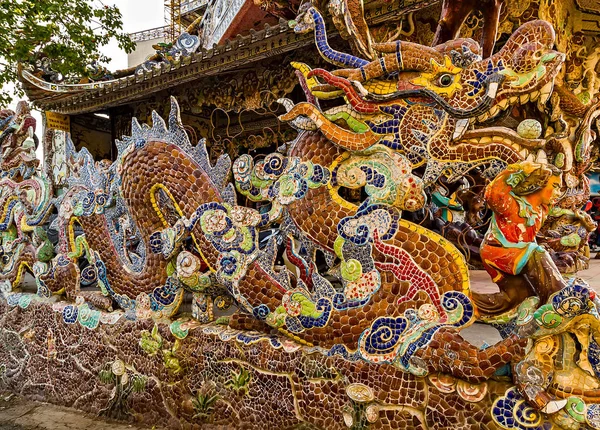 Dragons Crawling Decorative Chinese Temples Colorful Detail Traditional Chinese Temple — Stock Photo, Image