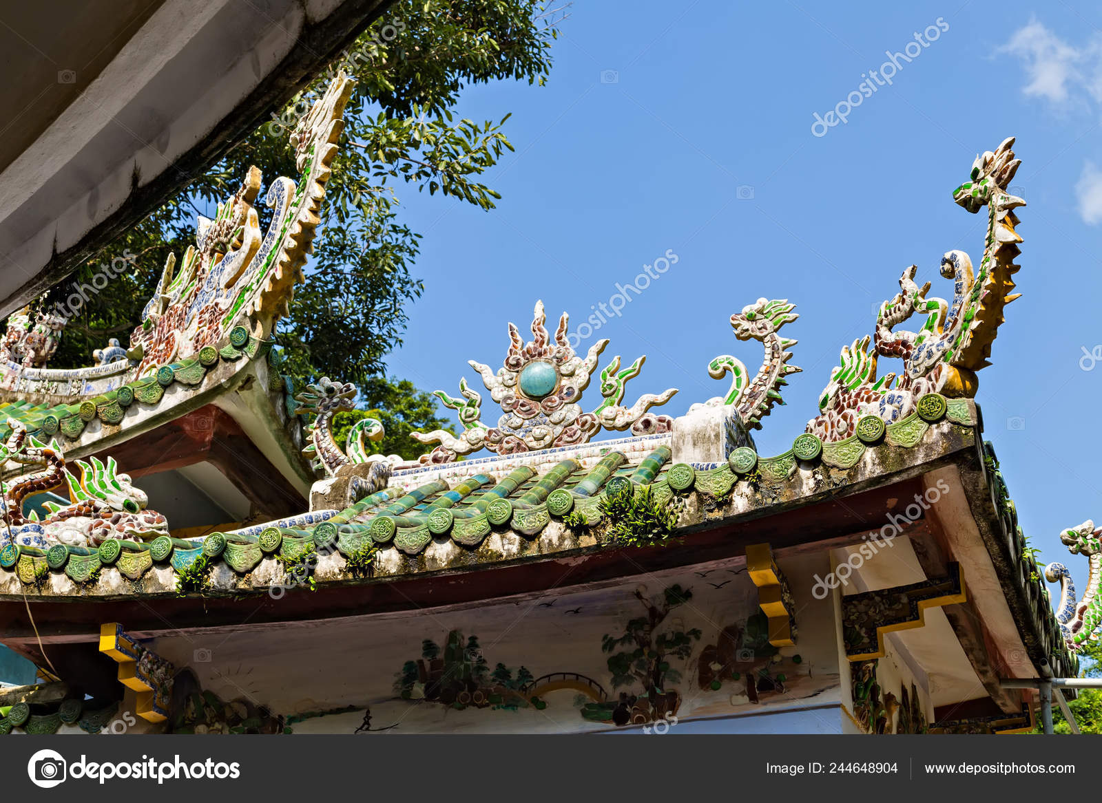 Techo Curvo Forma Estatua Dragón Techo Baldosas Decorativas Templos Chinos  — Foto de stock #244648904 © fotoall, image size:1600x1167