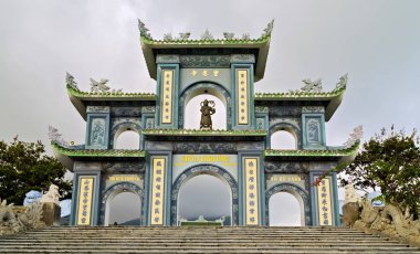Budist tapınağı Gates ana pagoda Buda akışı Chua Linh Ung Bai ama Tapınağı, önde gelen merdiven yer ünlü turizm Da Nang City, Vietnam üzerinde