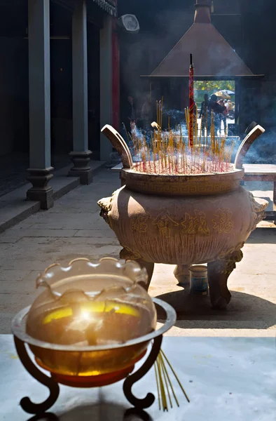 仏に祈る尊重のための使用を吸う大きな線香ポット ビンテージ仏教寺院 旧正月で燃焼線香の煙と燃える線香 — ストック写真