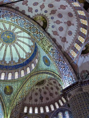 Fatih, Istanbul 30 Nisan 2014: Ayasofya Müzesi Sultanahmet bölgesinde park manzara. Bazilika Ayasofya Sophia Katedrali Bizans mimarisinin kubbeleri Minare eski Istanbul, Türkiye