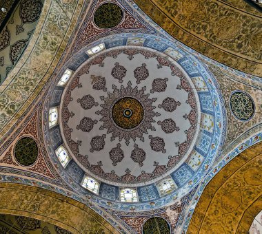 Fatih, Istanbul 30 Nisan 2014: Ayasofya Müzesi Sultanahmet bölgesinde park manzara. Bazilika Ayasofya Sophia Katedrali Bizans mimarisinin kubbeleri Minare eski Istanbul, Türkiye