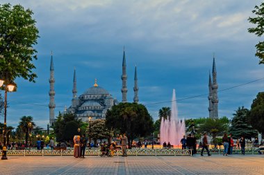 Fatih, Istanbul 30 Nisan 2014: Ayasofya Müzesi Sultanahmet bölgesinde park manzara. Bazilika Ayasofya Sophia Katedrali Bizans mimarisinin kubbeleri Minare eski Istanbul, Türkiye