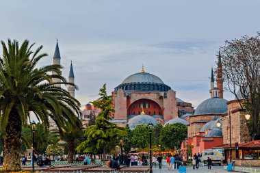 Fatih, Istanbul 30 Nisan 2014: Ayasofya Müzesi Sultanahmet bölgesinde park manzara. Bazilika Ayasofya Sophia Katedrali Bizans mimarisinin kubbeleri Minare eski Istanbul, Türkiye