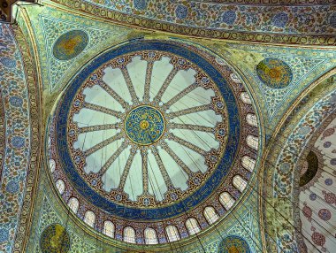 Sultan Ahmed Camii boya tavan cami iç duvarlar, İslami mimariyi yansıtmasından dolayı el boyaması mavi çinileri süslüyor.