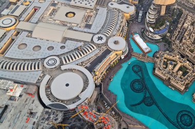 Dubai, Birleşik Arap Emirlikleri 25 Ocak 2016: Dubai Marina metro istasyonu. Gökdelenler mimari Dubai, Suudi Arabistan içinde bina