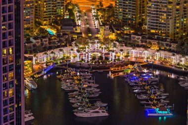 Dubai, Birleşik Arap Emirlikleri - 24 Ocak 2016: Dubai Marina Yat Kulübü havadan panoramik görünümü cityscape gece, ışıklandırılmış gökdelenler ve Basra Körfezi.
