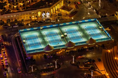 Dubai, Birleşik Arap Emirlikleri - 24 Ocak 2016: Tenis Kortu, alan marka yukarıdaki ışıklar Wilson spor ürünler şirket ekipman gece