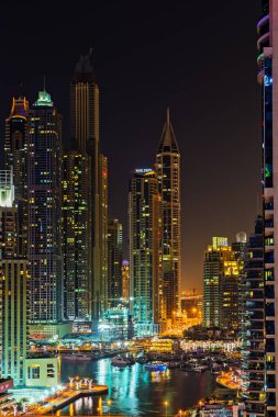 Dubai, Birleşik Arap Emirlikleri - 24 Ocak 2016: Dubai Marina hava panoramik görünümünü cityscape gece, ışıklandırılmış gökdelenler ve Basra Körfezi.