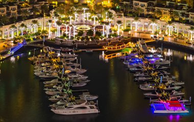 Dubai, Birleşik Arap Emirlikleri - 24 Ocak 2016: Dubai Marina hava panoramik görünümünü yat kulübü cityscape gece, ışıklandırılmış gökdelenler ve Basra Körfezi.