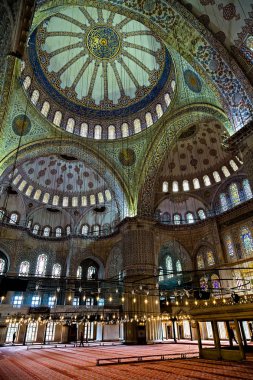 Dubai, Birleşik Arap Emirlikleri 25 Ocak 2016: Dubai Marina metro istasyonu. Gökdelenler mimari Dubai, Suudi Arabistan içinde bina