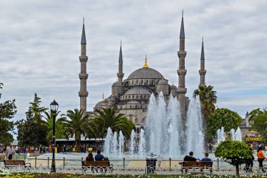 Dubai, Birleşik Arap Emirlikleri 25 Ocak 2016: Dubai Marina metro istasyonu. Gökdelenler mimari Dubai, Suudi Arabistan içinde bina