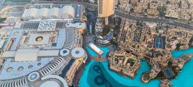 Dubai Alışveriş Merkezi üstten görünüm, Grove müzik çeşme yapay göl, şehir merkezindeki otel, ünlü Dubai Alışveriş Merkezi, Birleşik Arap Emirlikleri (BAE havadan görünümü).