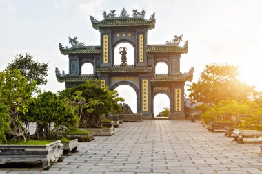 Linh Ung Bai ama pagoda, oğlu Tra kapısıdır Da Nang şehirdeki en büyük pagoda boyutu iki koşullarını (yaklaşık 20 ha) ve mimari sanatı.