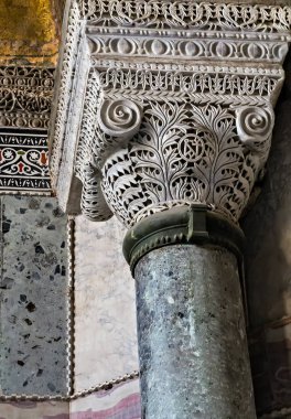 Istanbul, Türkiye - 1 Mayıs, 2014: Dekoratif iç in Ayasofya Müzesi. Sütunları bir süs kabartma oyma yeşil Teselya taş mimari detay yapılır