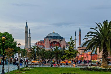 Dubai, Birleşik Arap Emirlikleri 25 Ocak 2016: Dubai Marina metro istasyonu. Gökdelenler mimari Dubai, Suudi Arabistan içinde bina