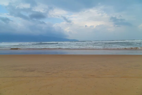 Vlny Voda Přírodní Krajiny Mraky Obzoru Ocean Beach Relaxovat — Stock fotografie