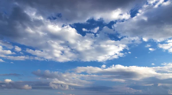 Sobre Oceano Cirrus Cumulus Nuvens Pôr Sol Céu Fundo Composição — Fotografia de Stock