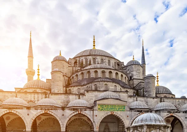 Sultan Ahmet veya Sultanahmet Camii Simgesel Yapı, Osmanlı mimari Istanbul, Türkiye. Sultan Ahmed Camii altı Minare Camii avlu.