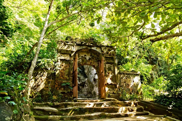 Nang City Buddhist Temple Gates Cueva Huyen Khong Las Montañas —  Fotos de Stock