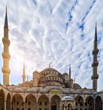 Minare Arcades avlu mimari Istanbul, Türkiye.