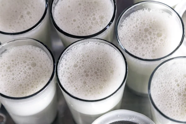 Gieten melk plons in een glas, bovenaanzicht — Stockfoto