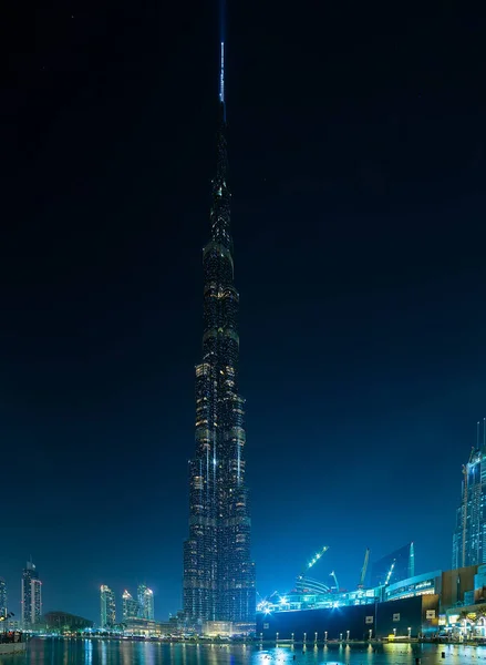 Архитектура Night Dubai Skyline — стоковое фото